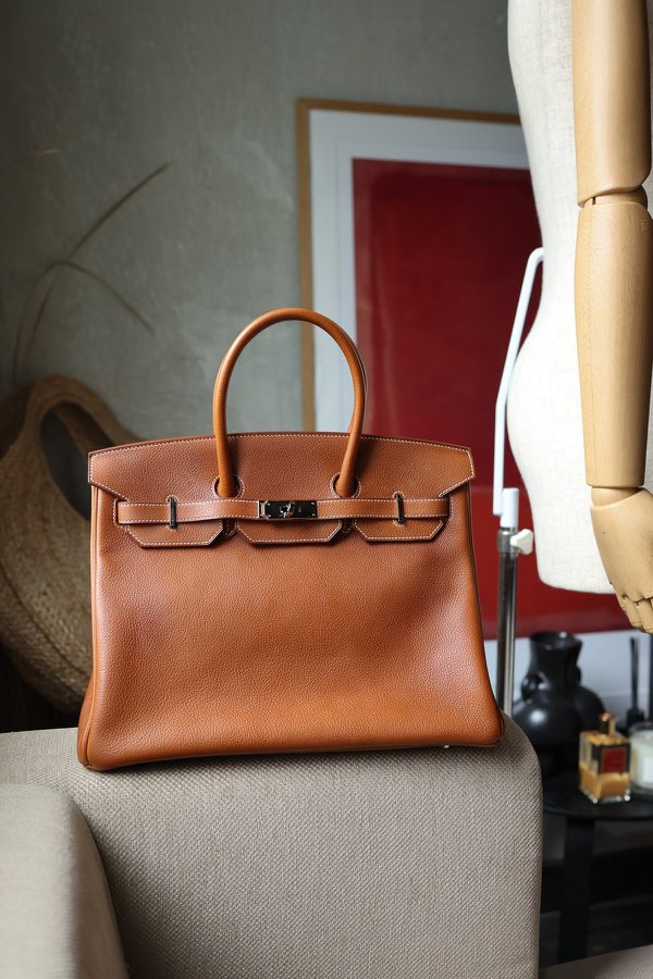A bag restored at the Margo & Smith atelier
