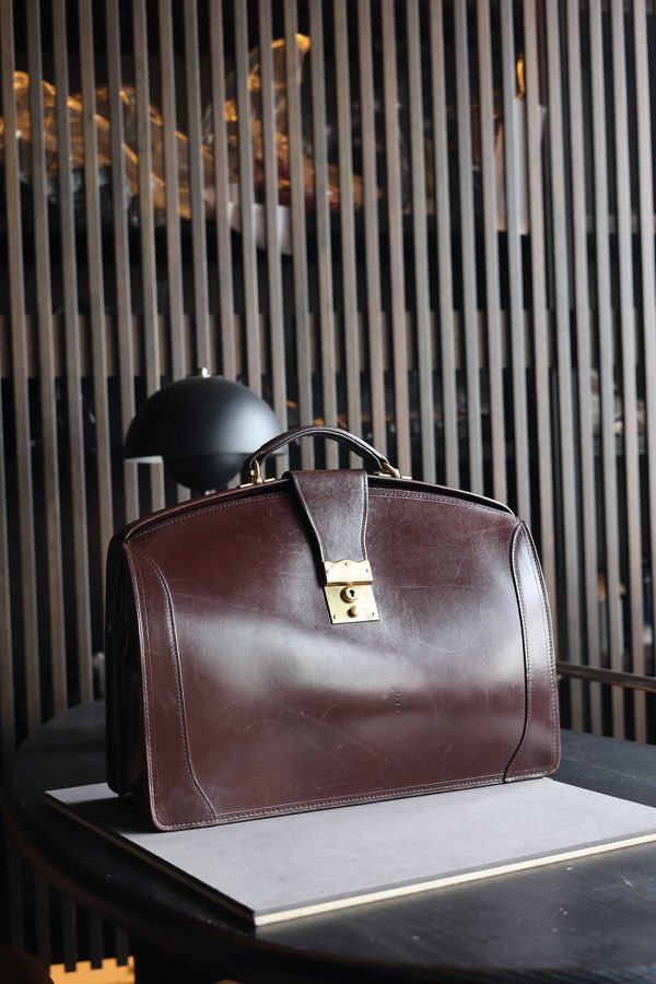 A bag restored at the Margo & Smith atelier